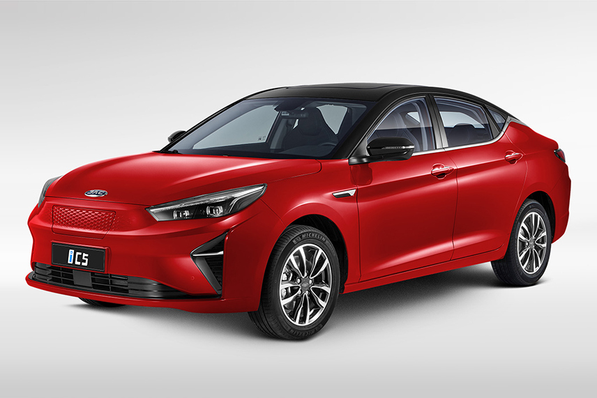 JAC e-JS7 é sedã elétrico que faz Rio-SP sem parar e tem preço de Hilux