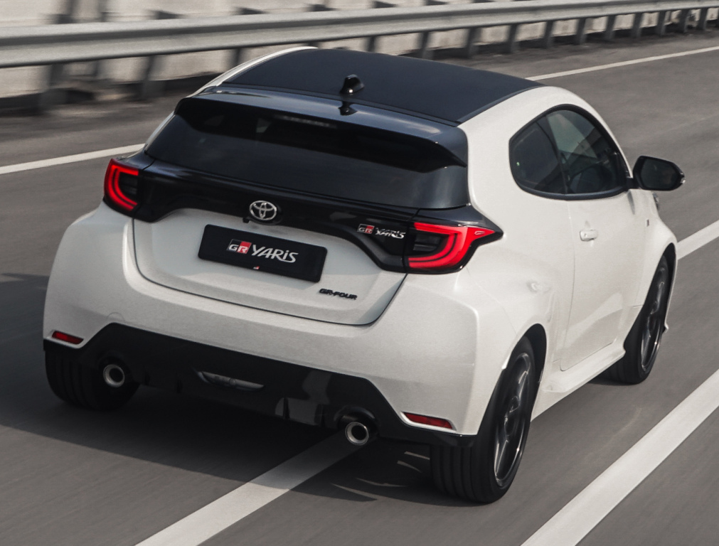 Toyota GR Yaris 2021 branco visto 3/4 por trás