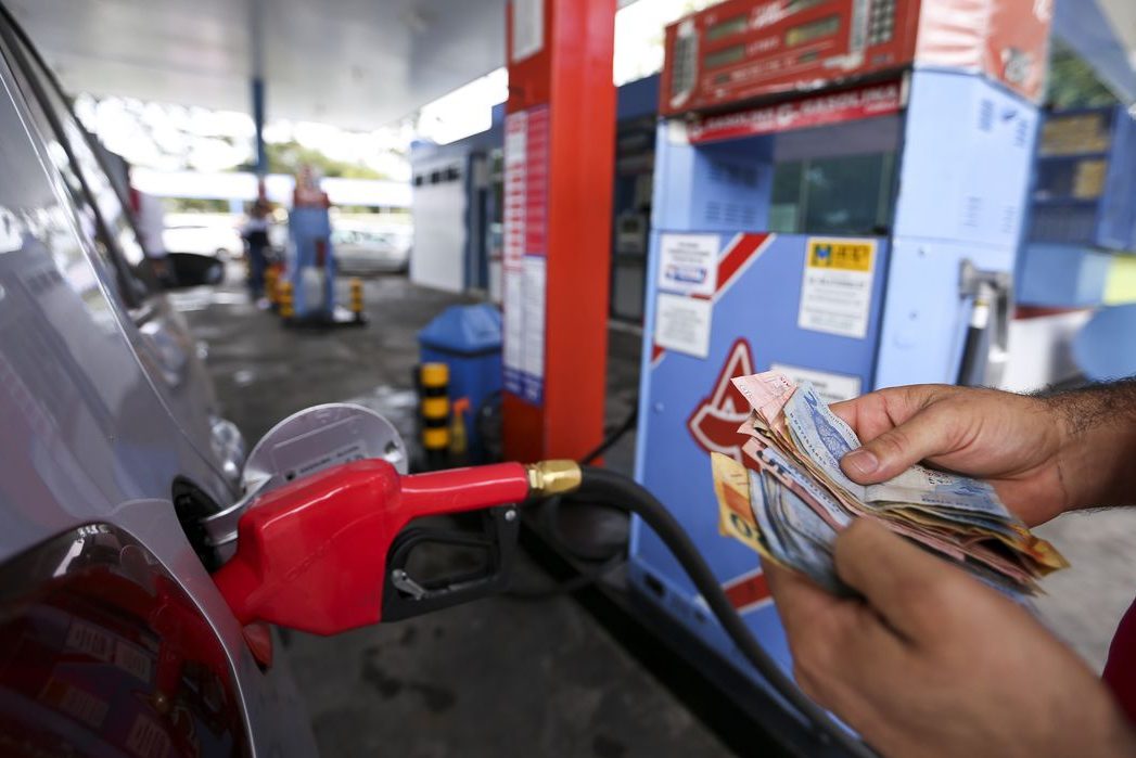 Brasília - Posto de combustíveis do DF vende gasolina com preço quase 40% menor no Dia da Liberdade de Impostos