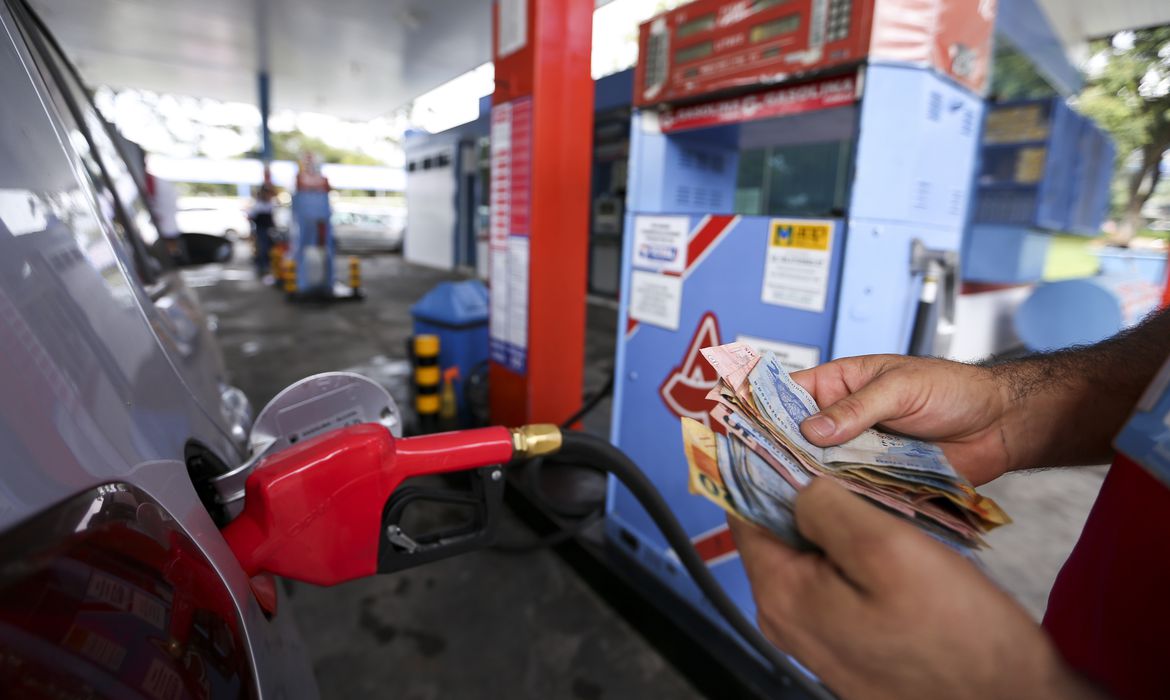 Brasília - Posto de combustíveis do DF vende gasolina com preço quase 40% menor no Dia da Liberdade de Impostos