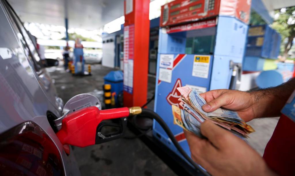 Brasília - Posto de combustíveis do DF vende gasolina com preço quase 40% menor no Dia da Liberdade de Impostos