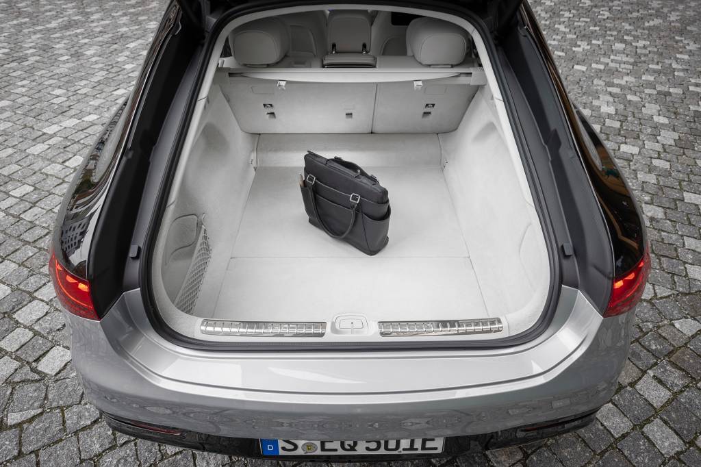 The new EQS from Mercedes-EQ: Press Test Drive, Switzerland 2021The new EQS from Mercedes-EQ: Press Test Drive, Switzerland 2021 EQS 580 4MATIC (Stromverbrauch kombiniert (NEFZ): 19,6-17,6 kWh/100 km; CO2-Emissionen: 0 g/km); Exterieur: Edition 1, high tech silber/obsidianschwarz; Interieur: Leder nappa grau;Stromverbrauch kombiniert (NEFZ): 19,6-17,6 kWh/100 km; CO2-Emissionen: 0 g/km*EQS 580 4MATIC (combined electrical consumption (NEDC): 19.6-17.6 kWh/100 km; CO2 emissions: 0 g/km); exterior: Edition 1, high tech silver/obsidian black; interior: leather nappa grey;Combined electrical consumption (NEDC): 19.6-17.6 kWh/100 km; CO2 emissions: 0 g/km*