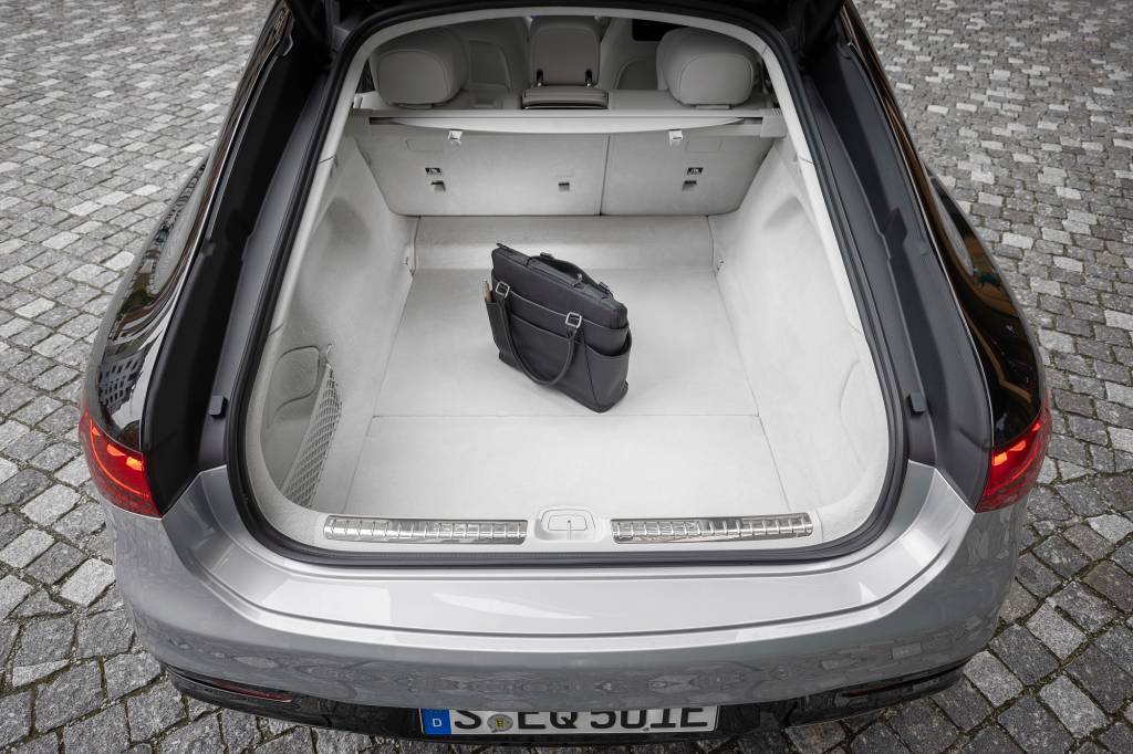 EQS 580 4MATIC (Stromverbrauch kombiniert (NEFZ): 19,6-17,6 kWh/100 km; CO2-Emissionen: 0 g/km); Exterieur: Edition 1, high tech silber/obsidianschwarz; Interieur: Leder nappa grau;Stromverbrauch kombiniert (NEFZ): 19,6-17,6 kWh/100 km; CO2-Emissionen: 0 g/km* EQS 580 4MATIC (combined electrical consumption (NEDC): 19.6-17.6 kWh/100 km; CO2 emissions: 0 g/km); exterior: Edition 1, high tech silver/obsidian black; interior: leather nappa grey;Combined electrical consumption (NEDC): 19.6-17.6 kWh/100 km; CO2 emissions: 0 g/km*