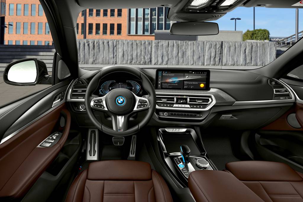 Visual interno do BMW iX3 visto do banco da frente