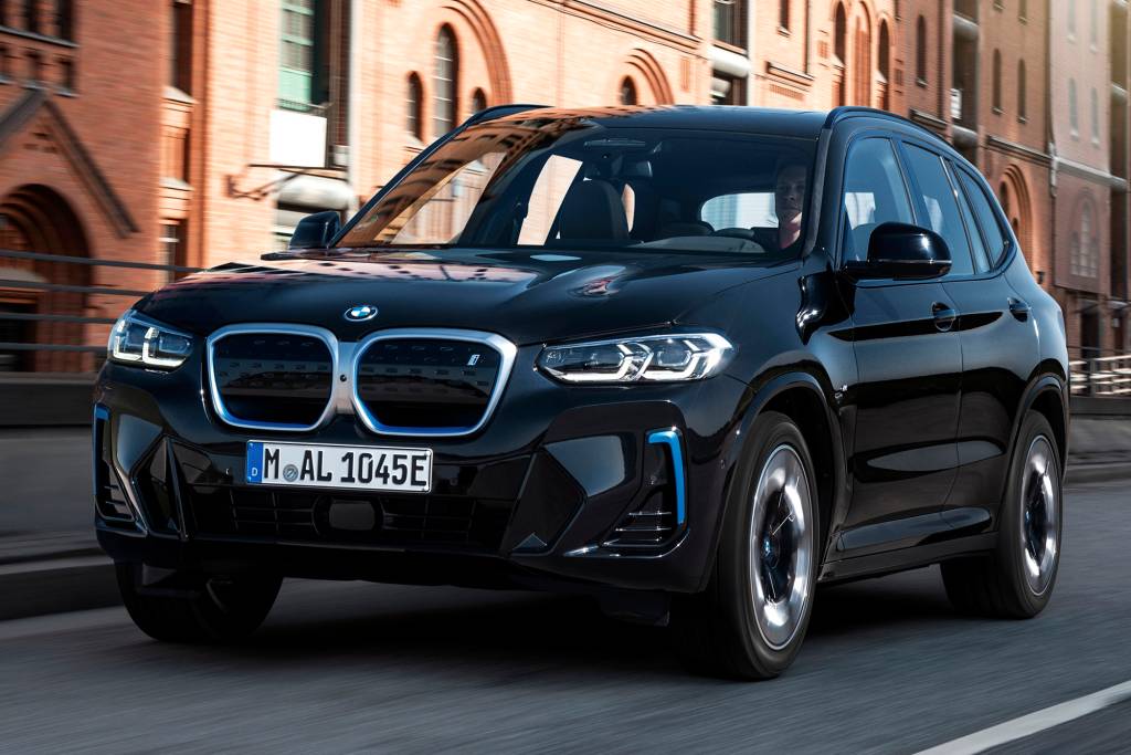 BMW iX3 preto visto 3/4 de frente