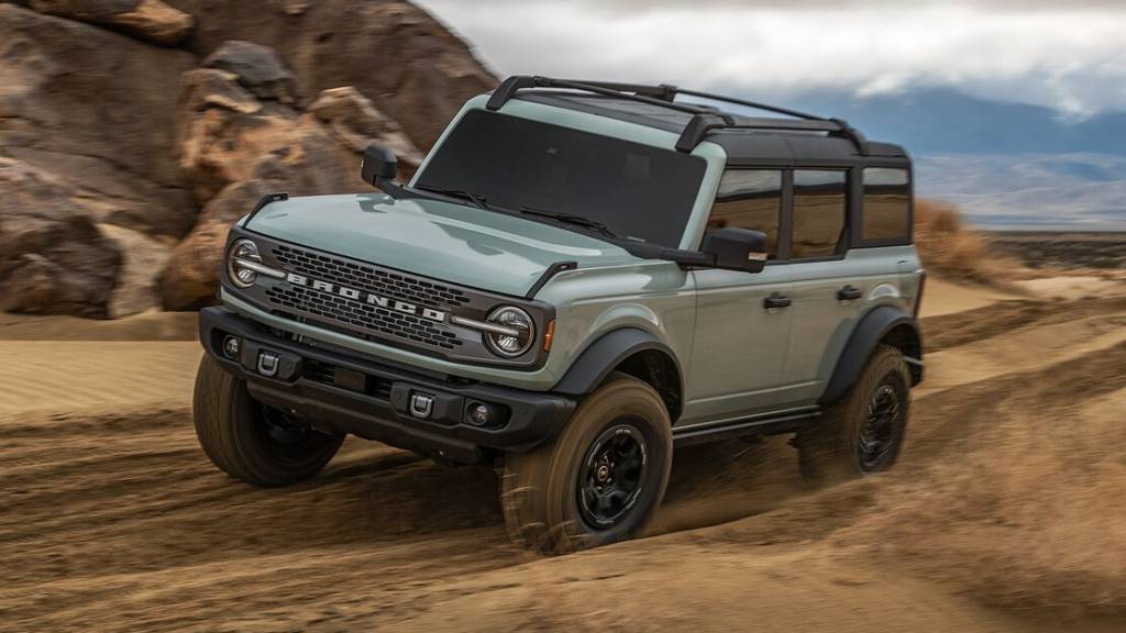 Ford Bronco cinza visto 3/4 de frente