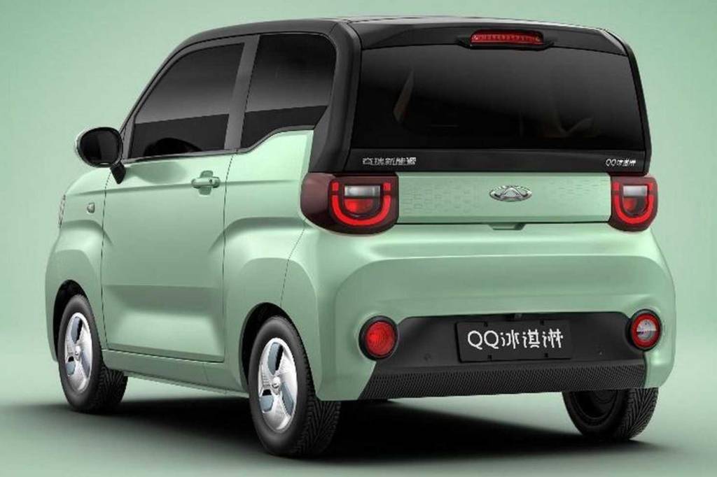 Chery QQ verde visto 3/4 de trás