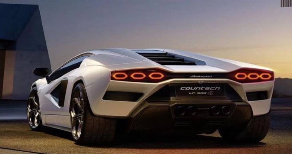 Lamborghini Countach LPI 800-4 branco em duas imagens