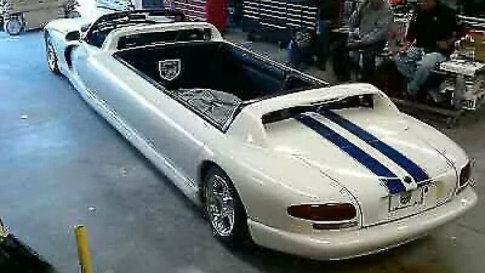 Dodge Viper limusine 1 Limusine Dodge Viper RT/10 branca com listras azuis vista 3/4 de trás