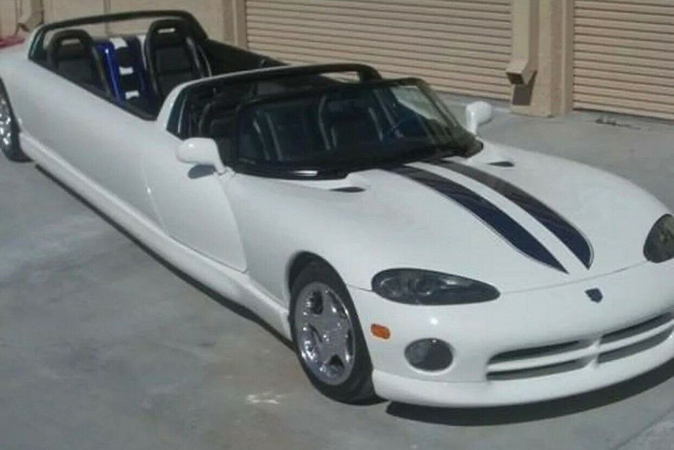 Dodge Viper limusine Limusine Dodge Viper RT/10 branca com listras azuis vista 3/4 de frente