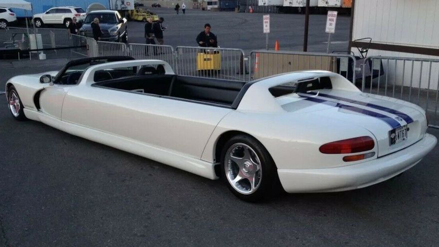 Dodge Viper limusine Limusine Dodge Viper RT/10 branca com listras azuis vista 3/4 de trás