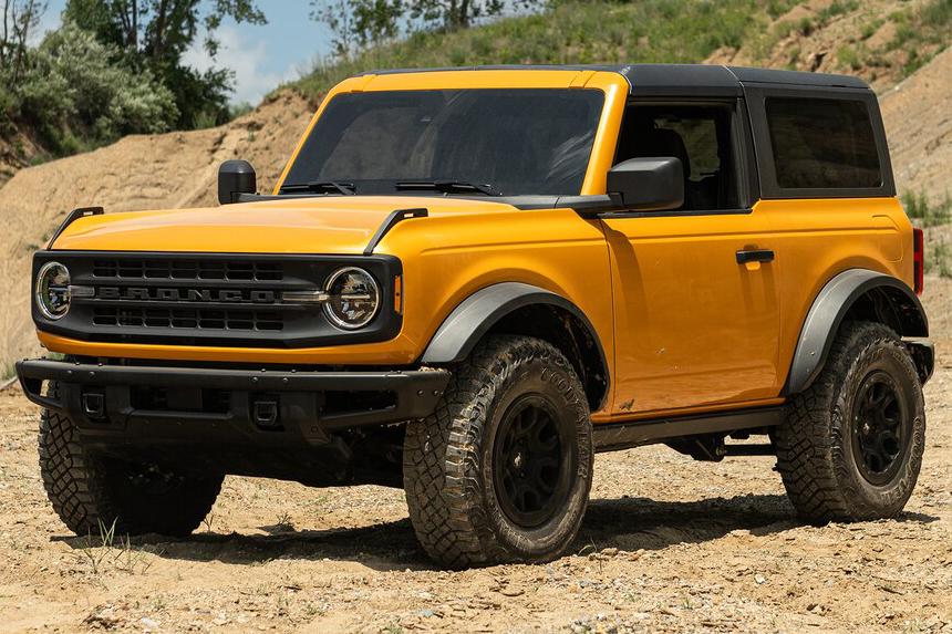 Ford Bronco laranja visto 3/4 de frente