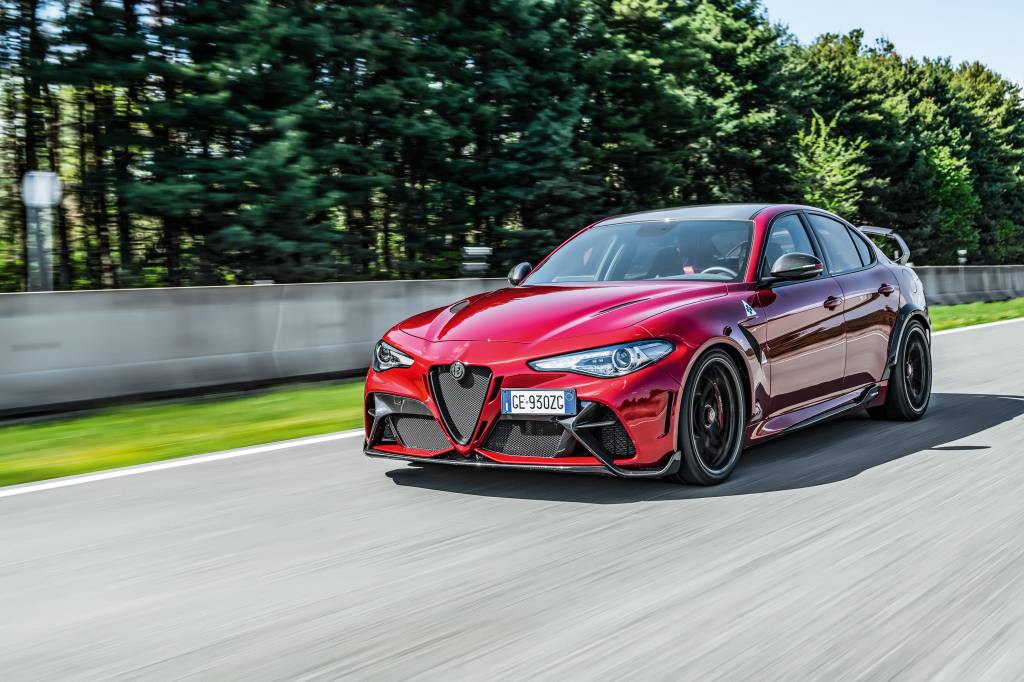 Giulia GTAm ETNA Alfa Romeo Giulia GTAm é rival do BMW M3 com sangue italiano