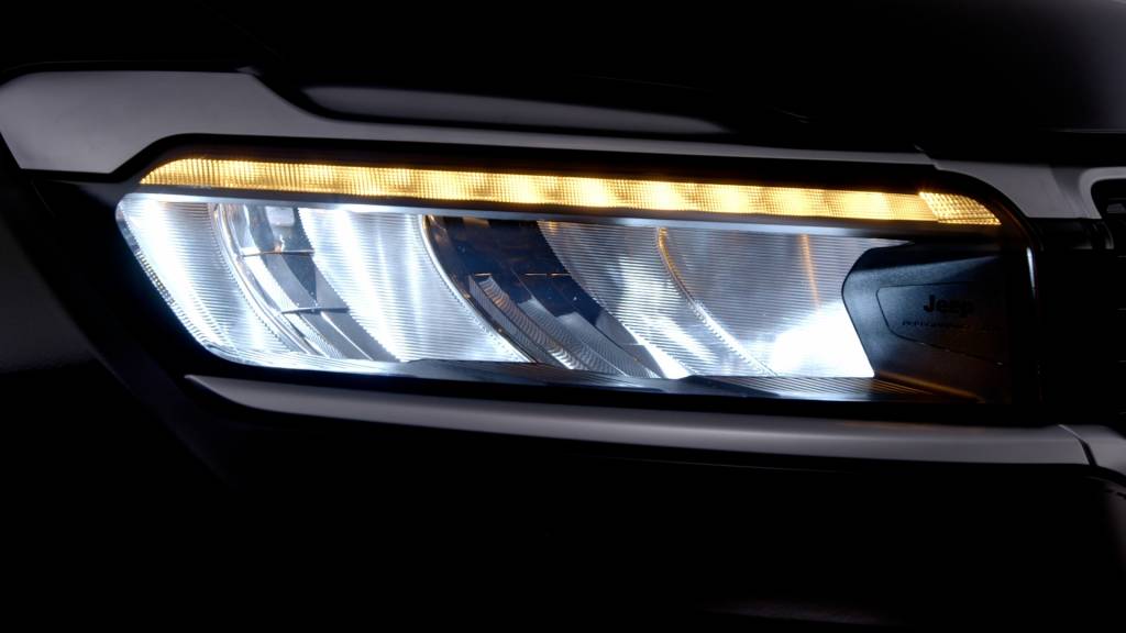 Faróis em led têm seta progressiva e assinatura da Jeep Performance