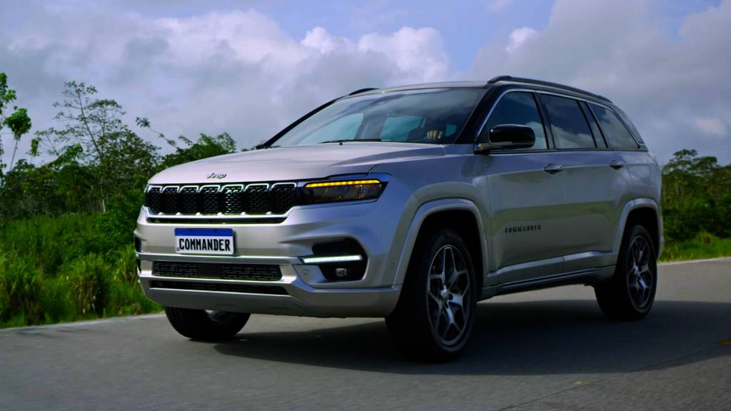 Jeep Commander frente rodando Commander