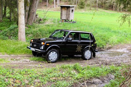 Lada Niva 4x4 preto visto 3/4 de frente