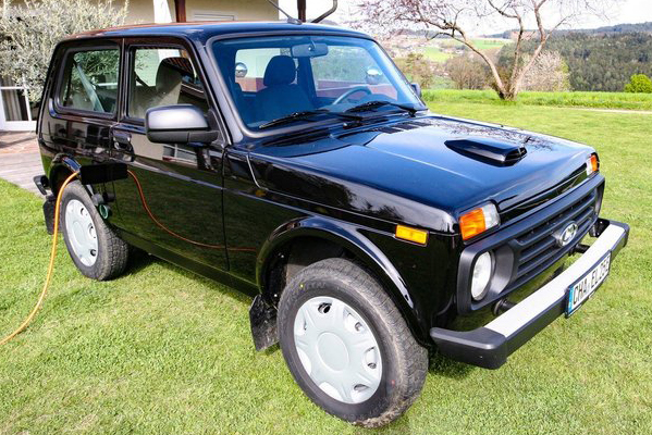 Lada Niva 4x4 preto visto 3/4 de frente