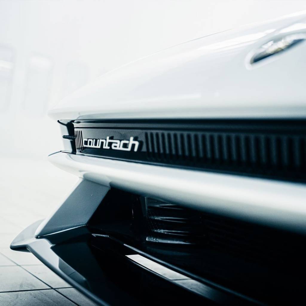 Detalhe do nome do Lamborghini Countach LPI 800-4 branco