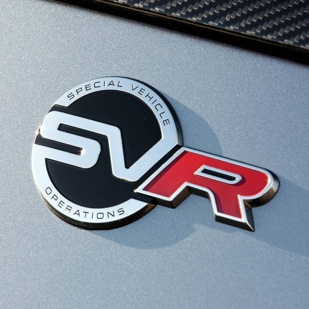 O emblema com o logo da SVO estampa diversas partes do veículo