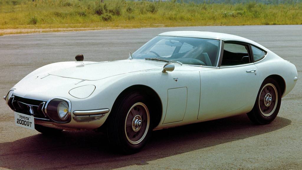 Toyota 2000 GT branco visto 3/4 de frente