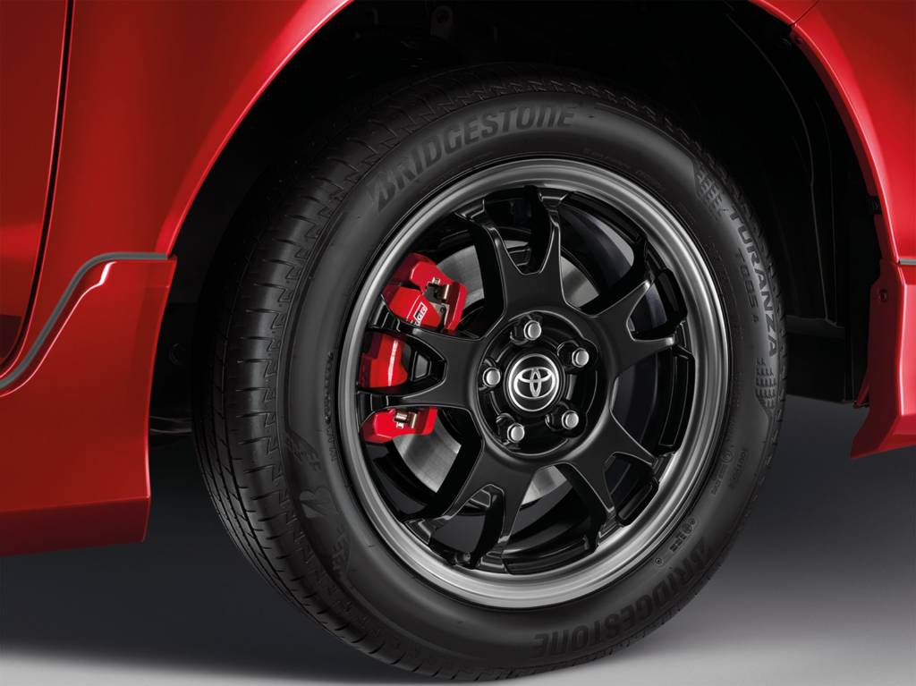 Roda da Toyota Hilux Revo GR Sport vermelha