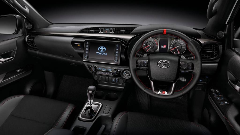 Interior da Toyota Hilux Revo GR Sport