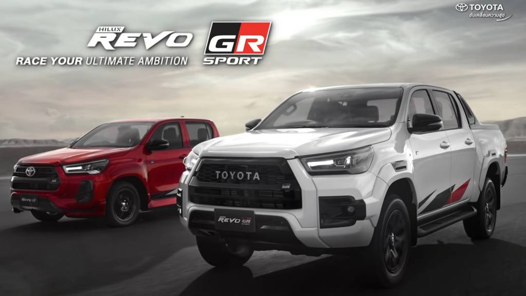 Duas Toyota Hilux Revo GR Sport vermelha e branca vistas 3/4 de frente