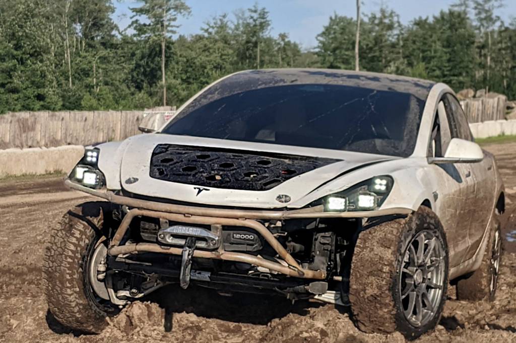 Model 3 off road modificado por youtubers