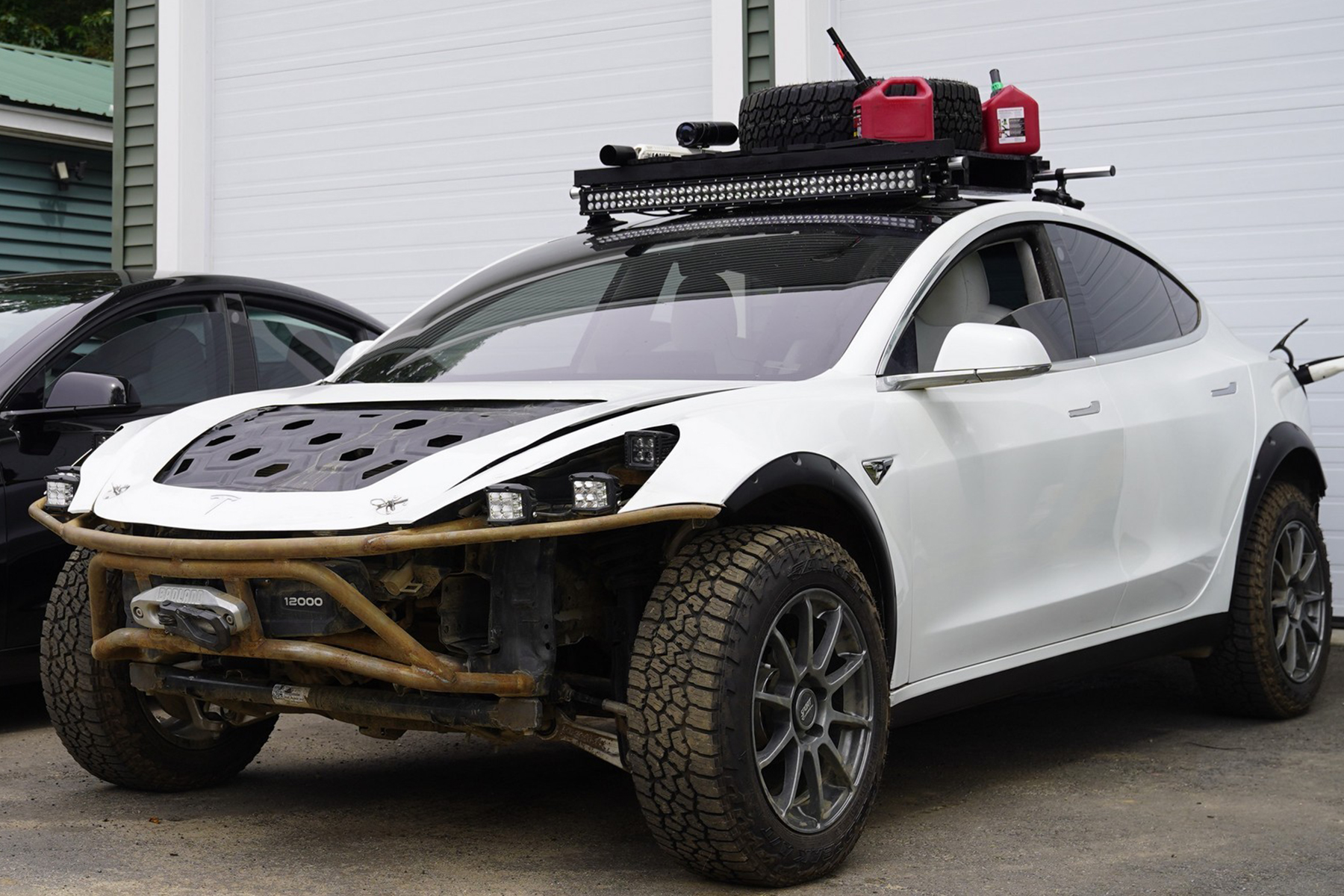Tesla model 3 off road carregando