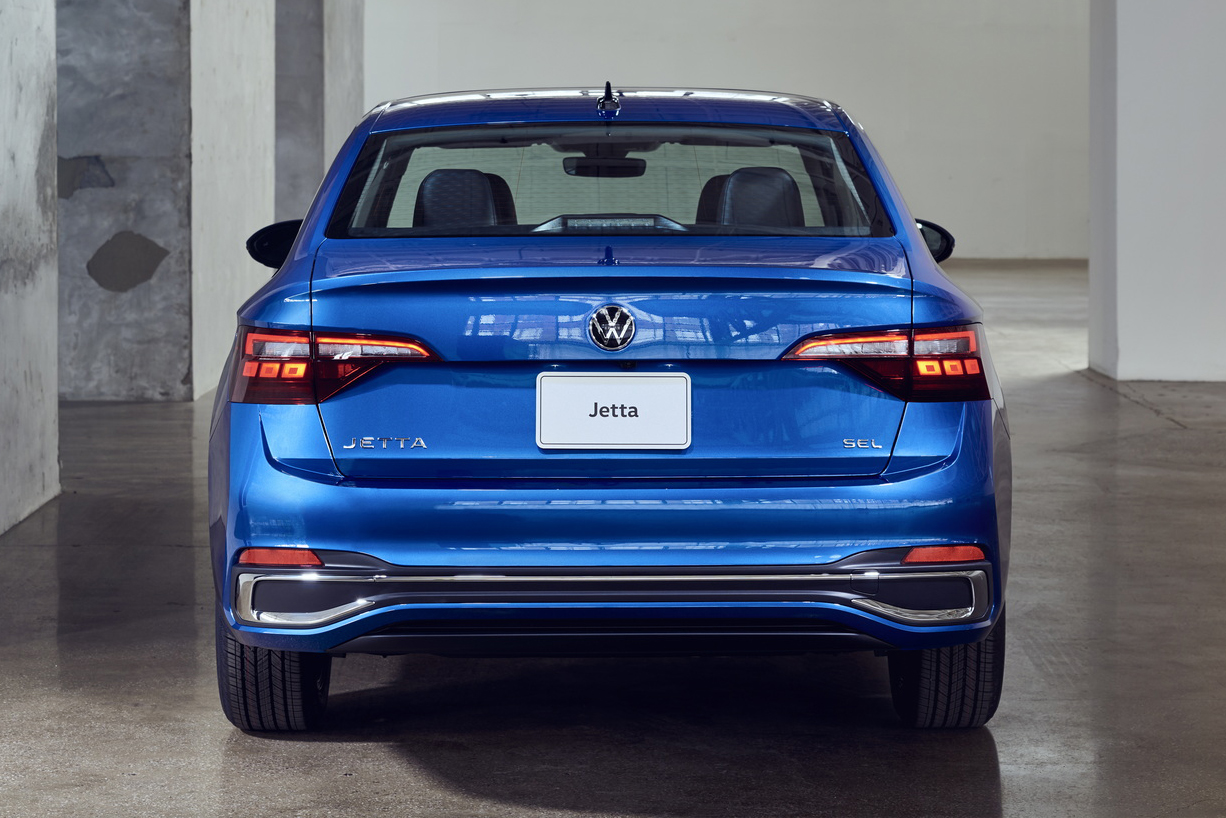 VW Jetta 2022 azul visto por trás frente