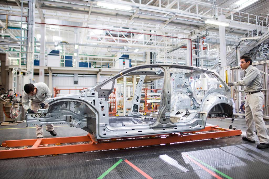 Produção do VW Golf em fábrica no México