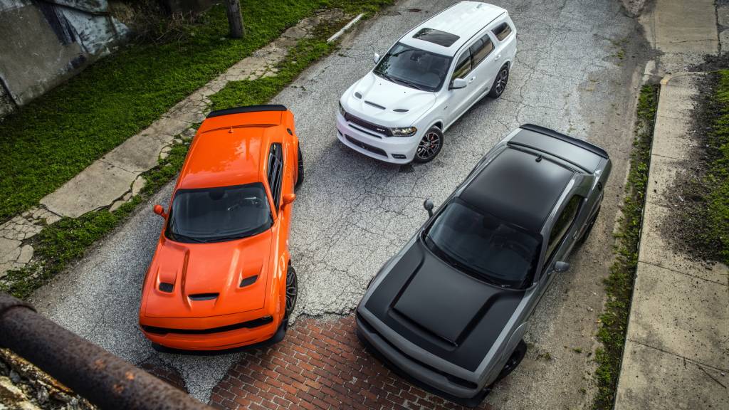 Da esquerda para a direita 2018 Dodge Challenger SRT Hellcat Widebody, 2018 Dodge Durango SRT and 2018 Dodge Challenger SRT Demon.