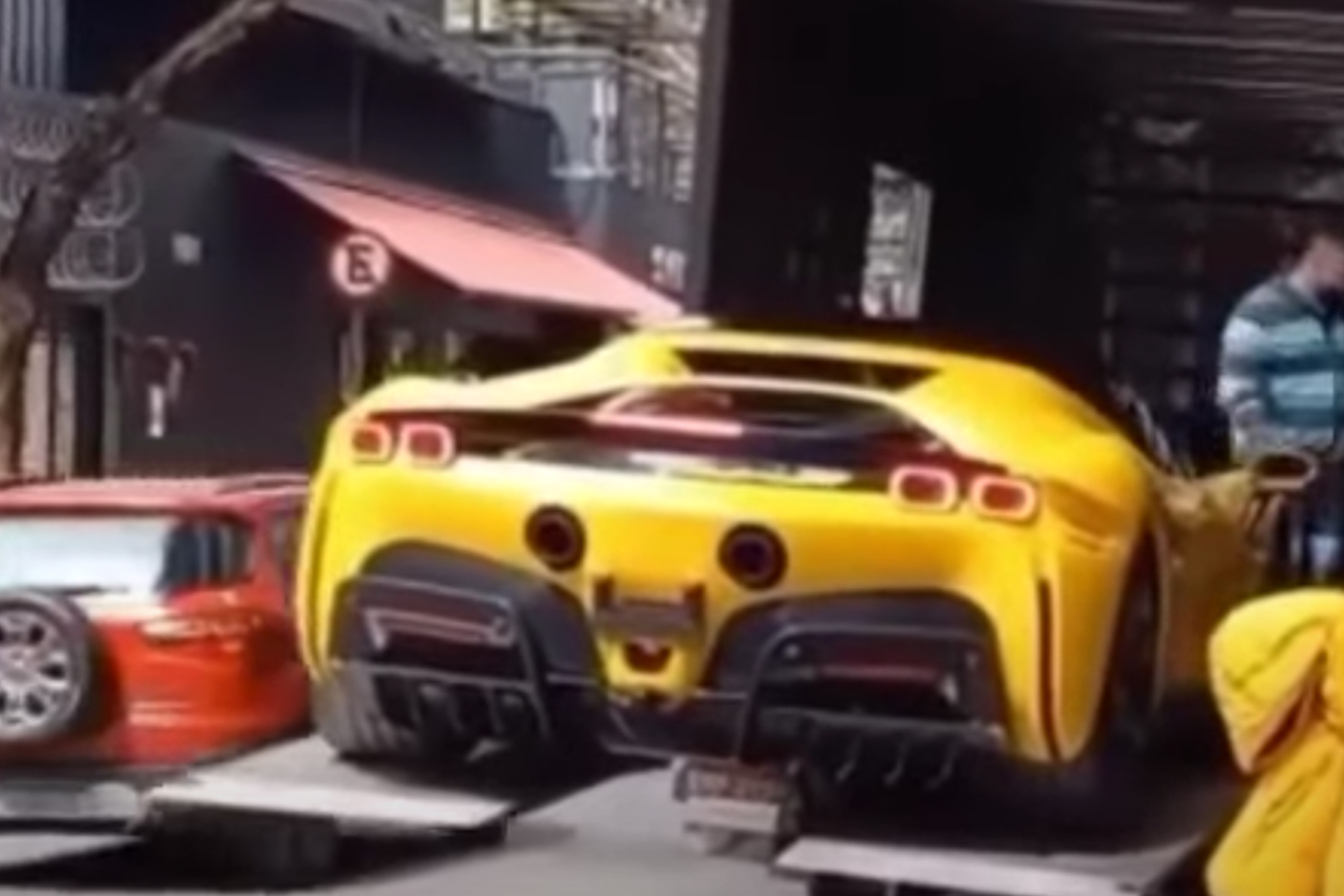 ferrari elevador Ferrari SF90 que caiu do elevador