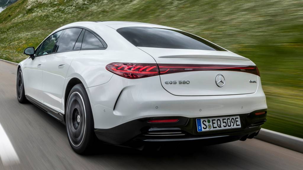 EQS 580 4MATIC (Stromverbrauch kombiniert (NEFZ): 19,6-17,6 kWh/100 km; CO2-Emissionen: 0 g/km); Exterieur: diamantweiß; Interieur: Leder nappa beige;Stromverbrauch kombiniert (NEFZ): 19,6-17,6 kWh/100 km; CO2-Emissionen: 0 g/km* EQS 580 4MATIC (combined electrical consumption (NEDC): 19.6-17.6 kWh/100 km; CO2 emissions: 0 g/km); exterior: diamond white; interior: leather nappa beige;Combined electrical consumption (NEDC): 19.6-17.6 kWh/100 km; CO2 emissions: 0 g/km*