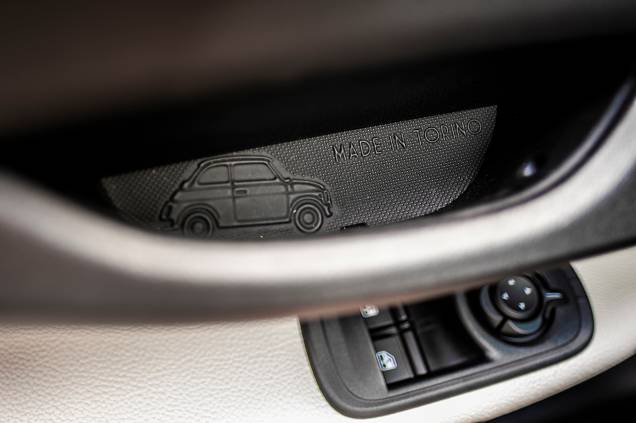 Detalhe escondido nos puxadores das portas deixa claro de onde o Fiat 500e ganha o mundo