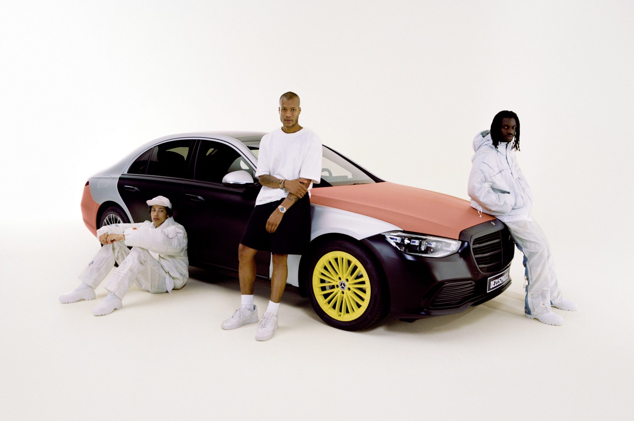 Coleção de roupas feitas com airbags pela Mercedes-Benz