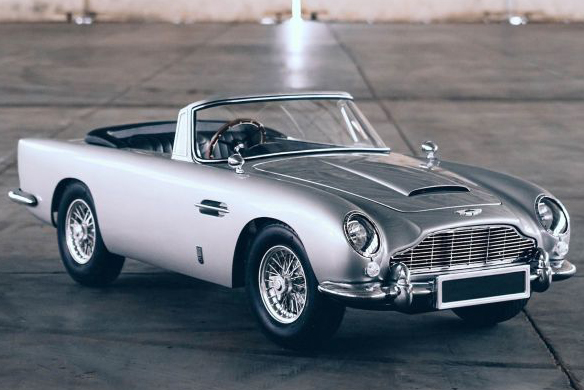 Réplica do Aston Martin DB5 Junior utilizado por James Bond prata visto 3/4 de frente