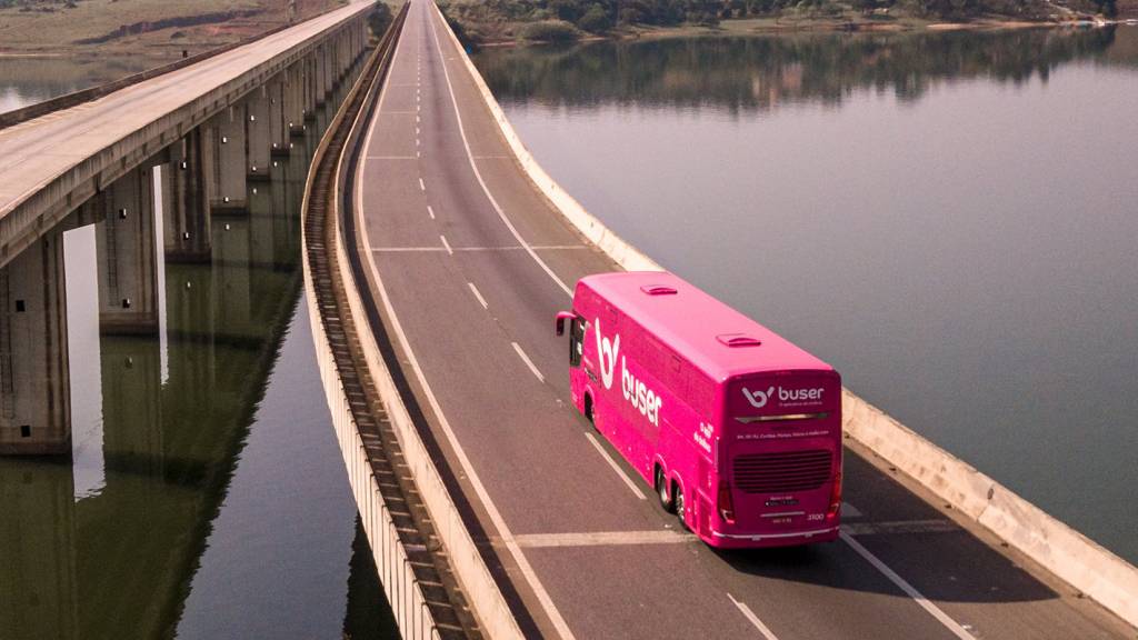 Ônibus da Buser rosa visto por cima de trás