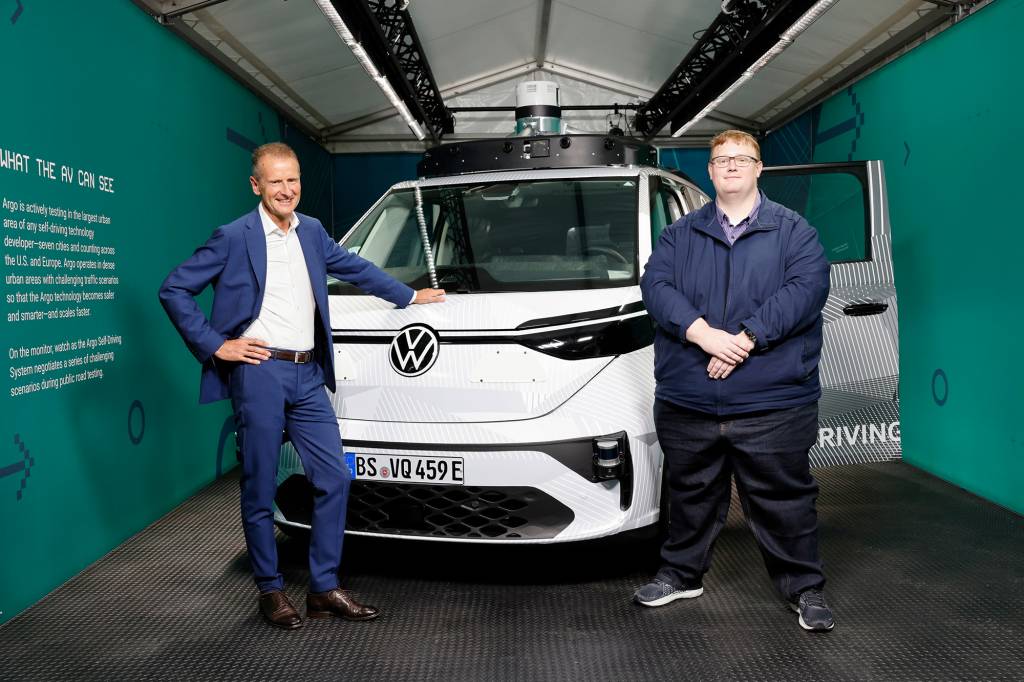Herbert Diess (esquerda), CEO do Grupo Volkswagen e Bryan Salesky (direita), fundador da Argo AI