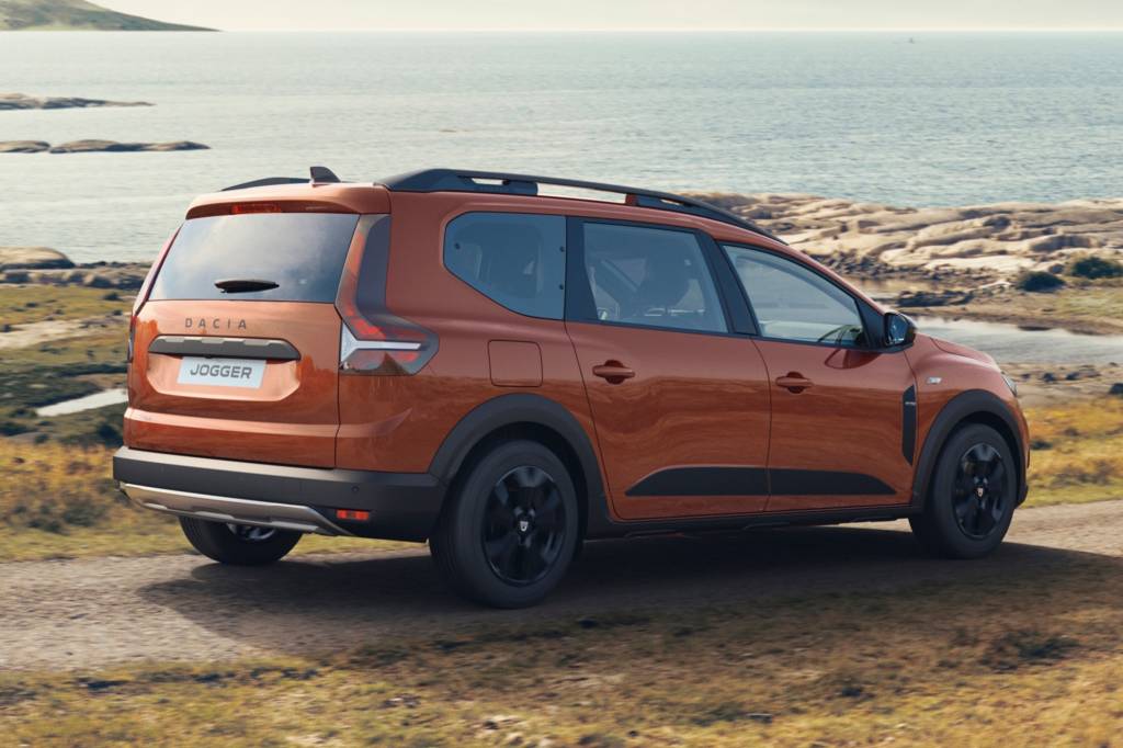 Dacia Jogger laranja vista 3/4 de trás