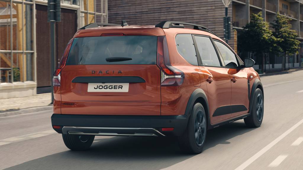 Dacia Jogger laranja vista 3/4 de trás