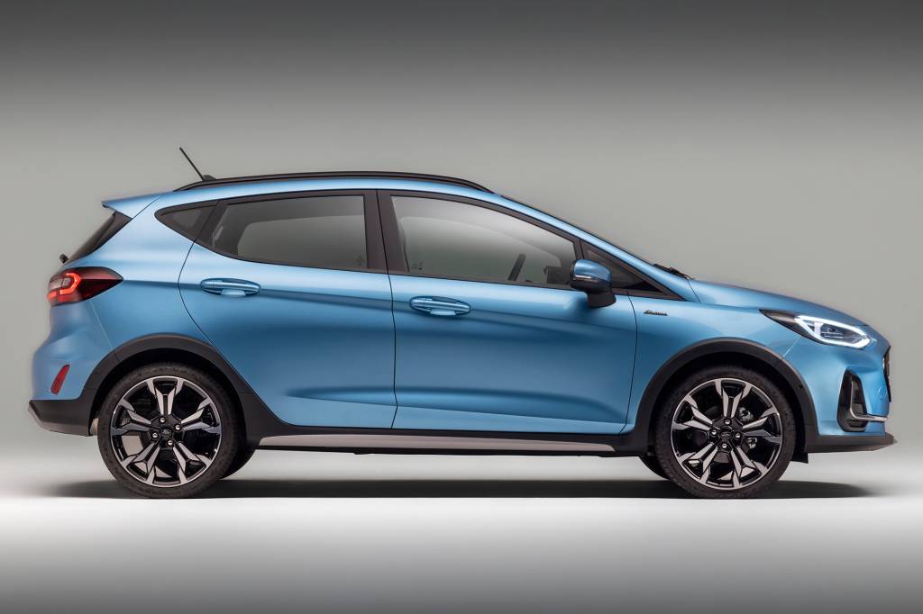 Ford Fiesta 2021 azul visto de lado