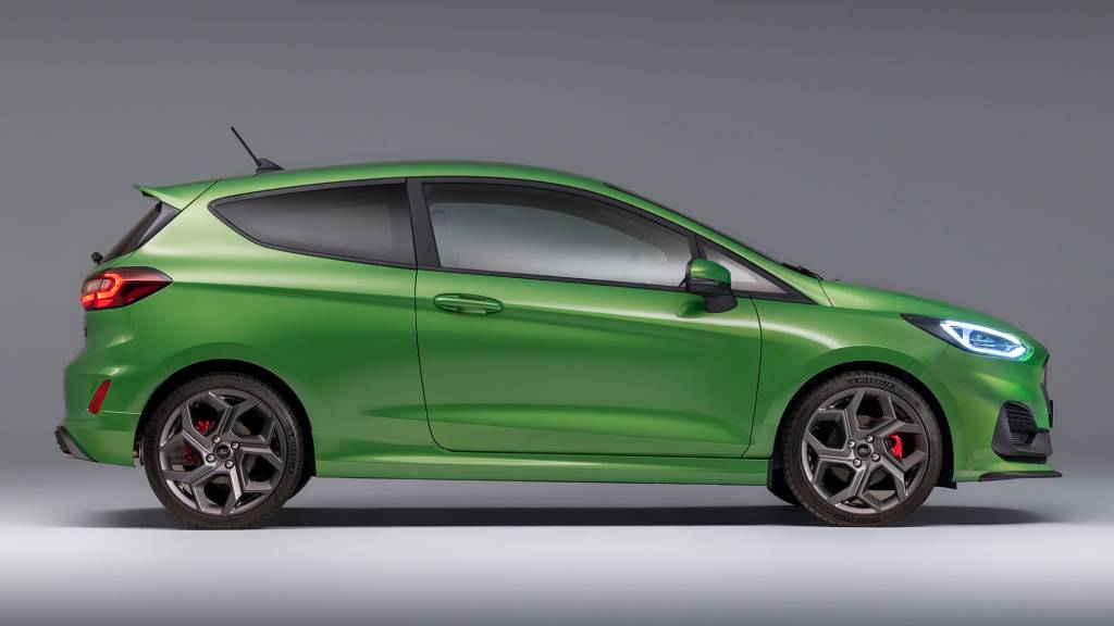 Ford Fiesta 2021 verde visto de lado