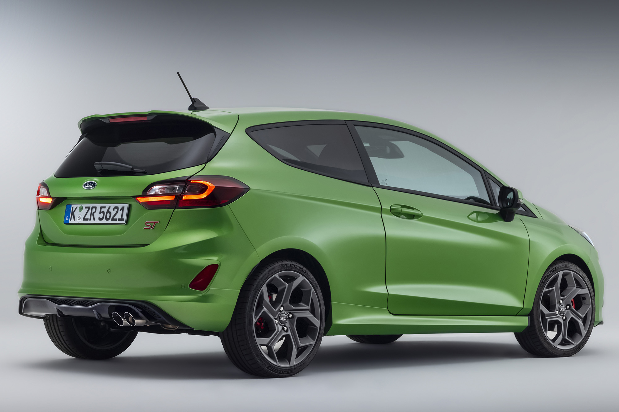 Ford Fiesta 2021 verde visto 3/4 de frente