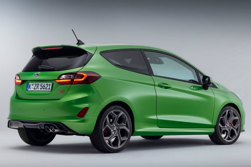 Ford Fiesta 2021 verde visto 3/4 de frente