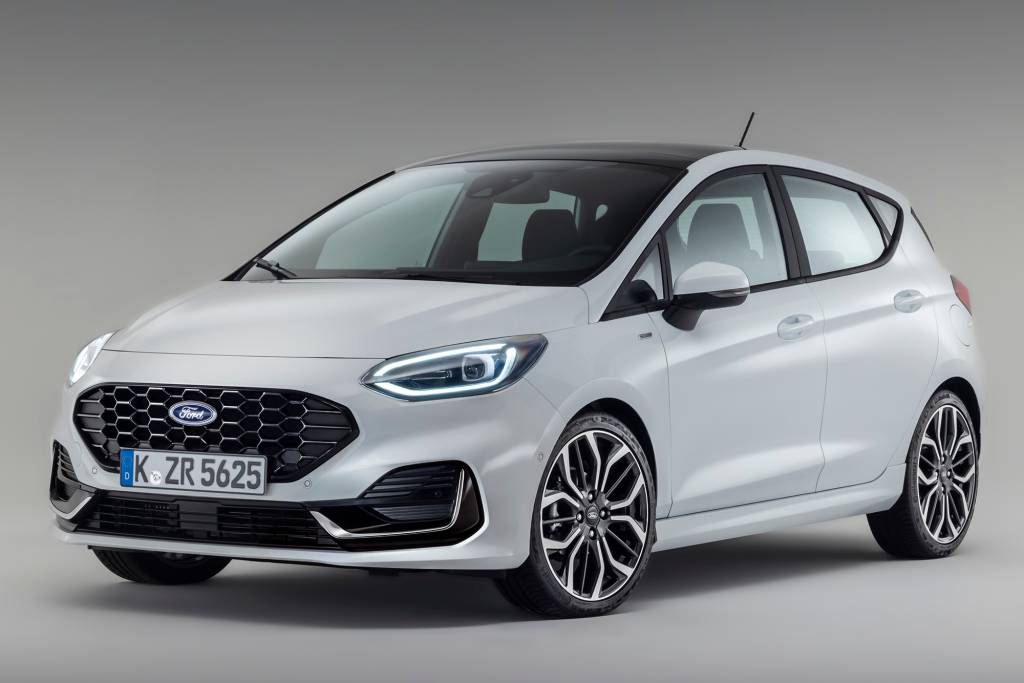 Ford Fiesta 2021 branco visto 3/4 de frente