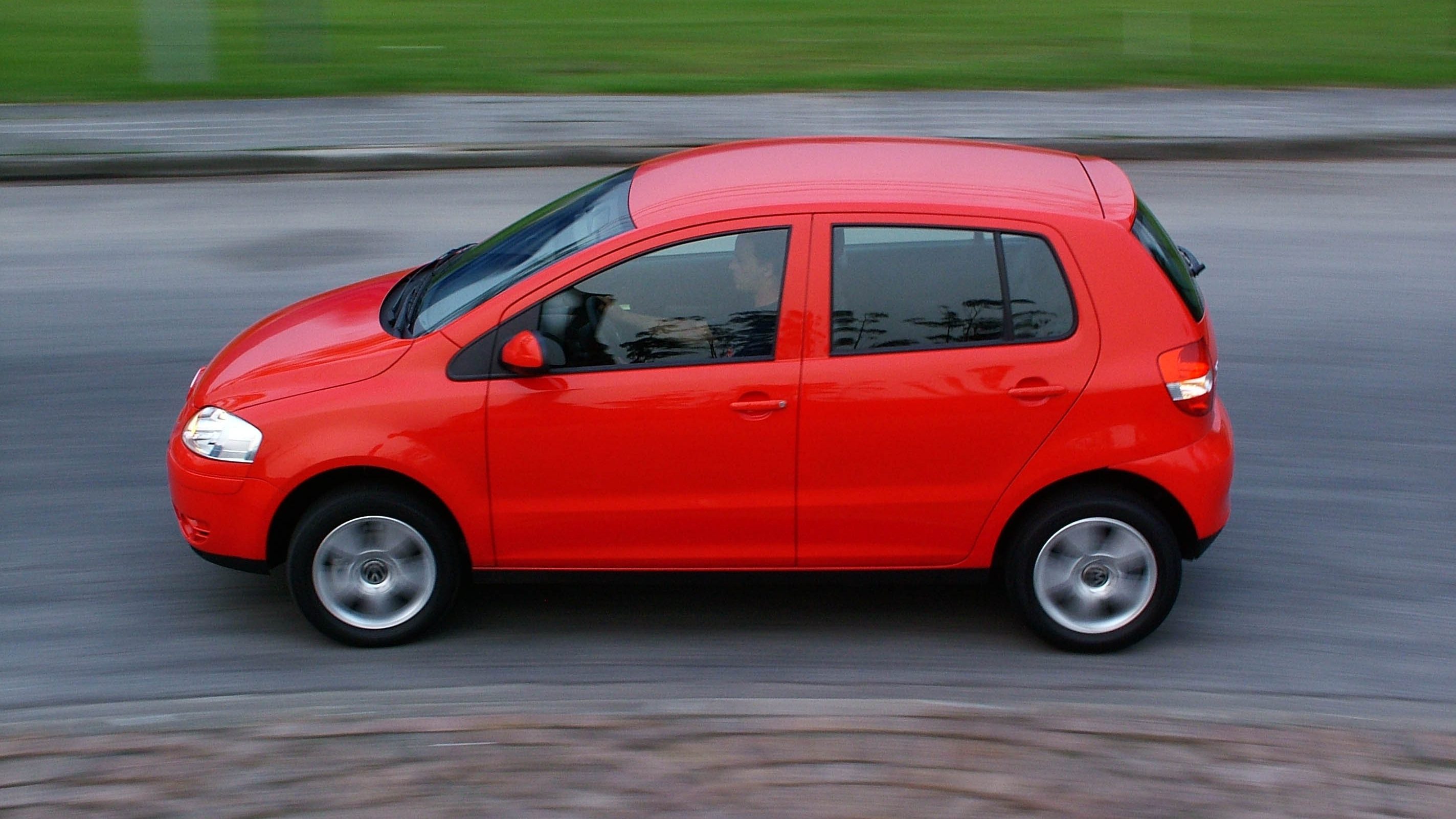 Fox 1.6 Totalflex Sportline, hatchback da Volkswagen, testado pela revista Quatr Fox 1.6 Totalflex Sportline lateral