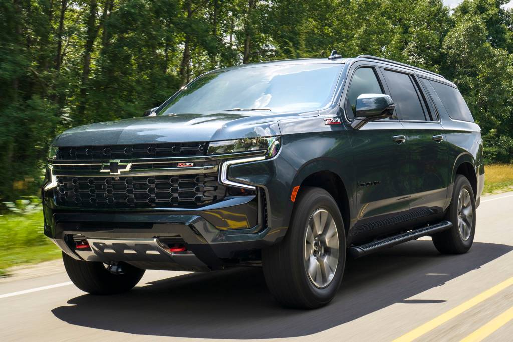 2021 Chevrolet Suburban Z71 Chevrolet Suburban cinza visto 3/4 de frente
