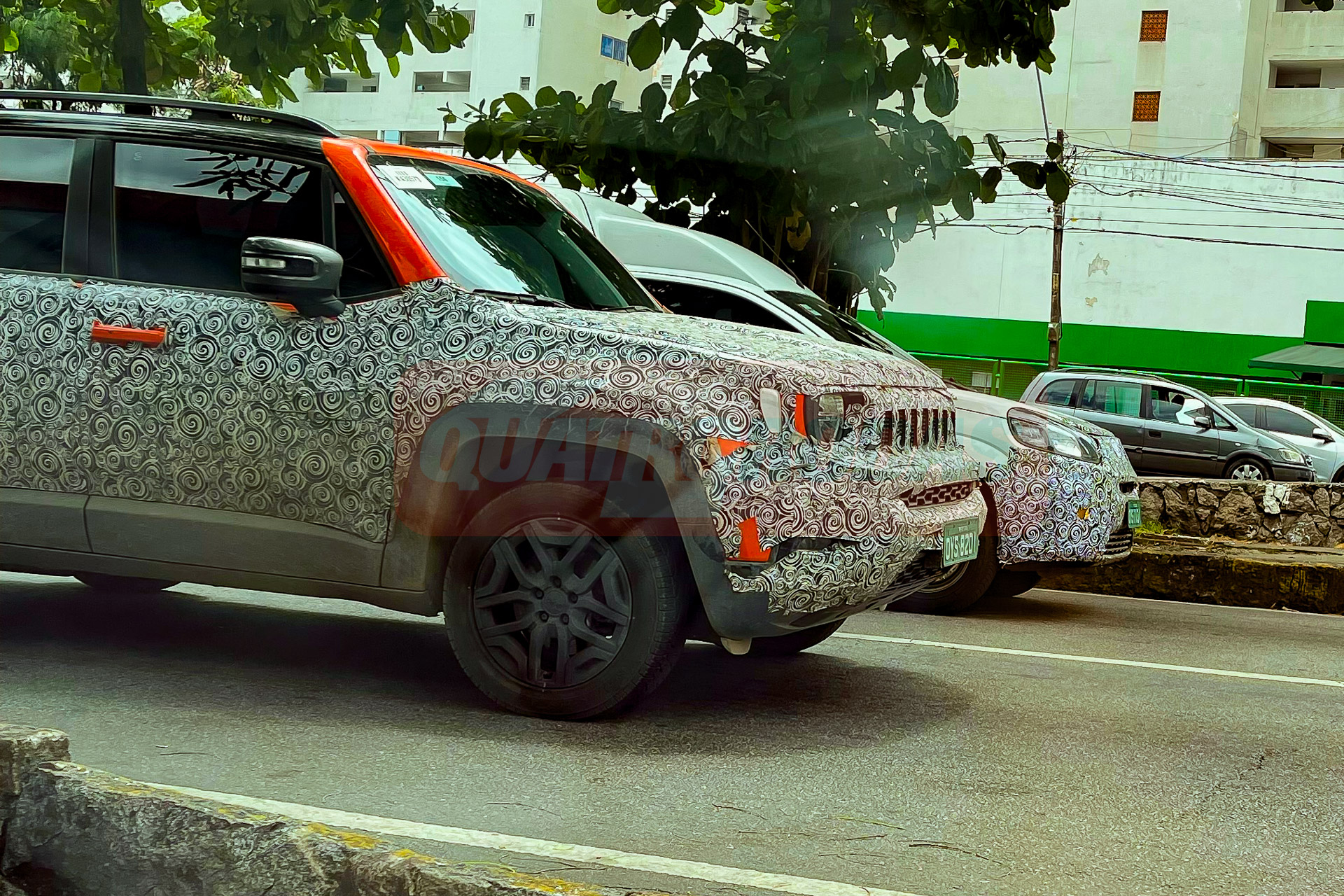 Acompanhado de um Fiat Fiorino, Jeep Renegade 2023 foi visto em Recife (PE) com detalhes inéditos