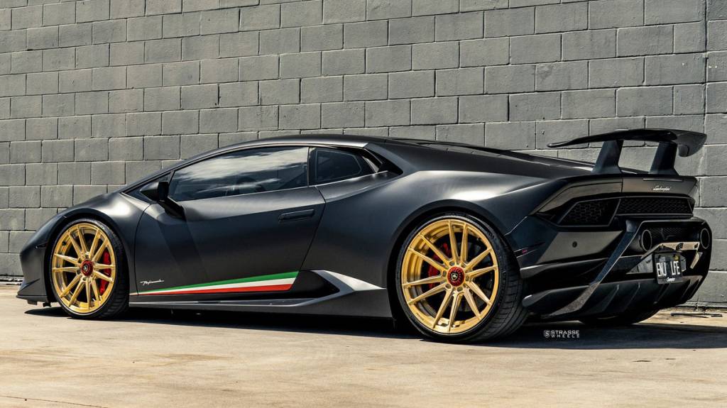 Lamborghini Huracán Performante preto visto 3/4 de frente